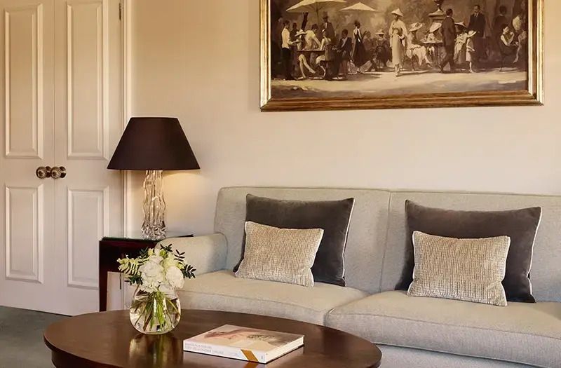 Gemütlicher Wohnbereich mit Sofa und eleganter Dekoration