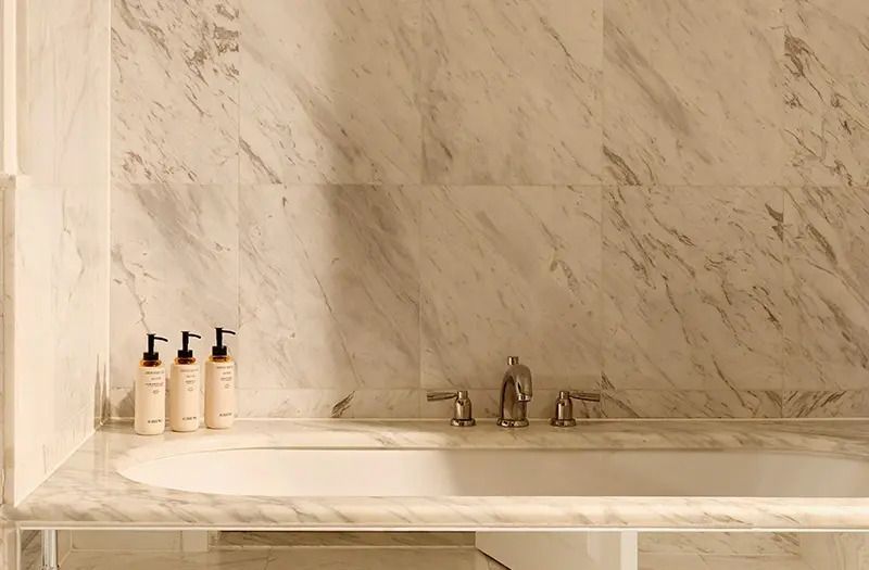Luxuriöses Badezimmer mit Marmordesign und modernen Armaturen