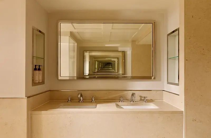 Stilvolles Badezimmer mit doppeltem Waschbecken und großem Spiegel.