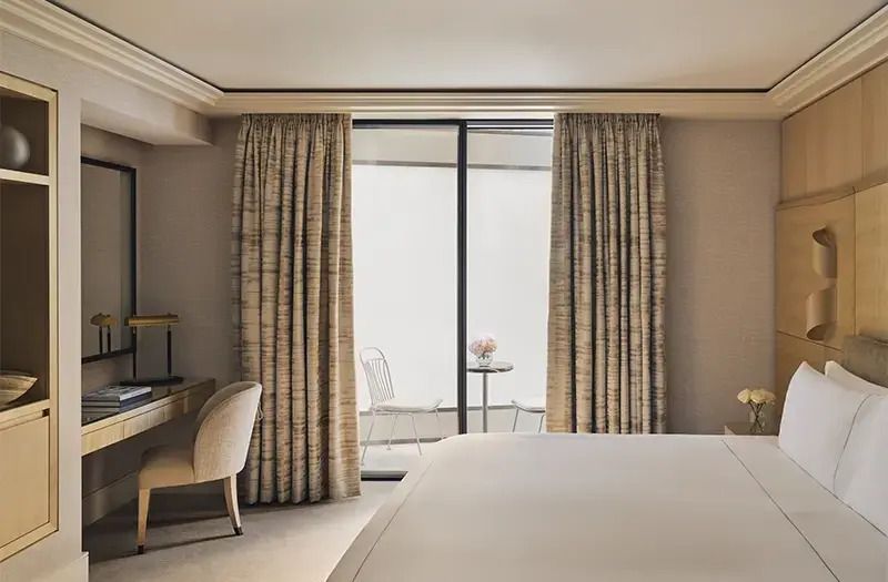 Modernes Courtyard Zimmer mit eleganten Vorhängen und Terrasse