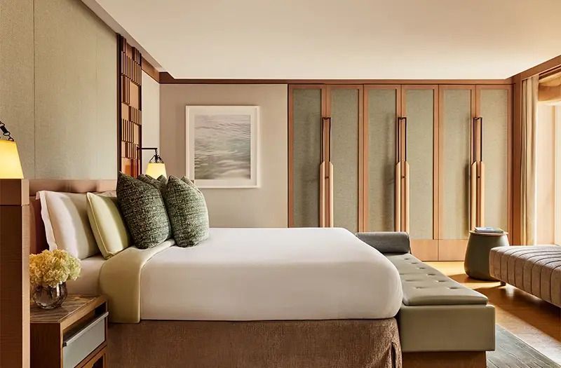 Luxuriöses Schlafzimmer mit großem Bett und eleganter Wanddekoration