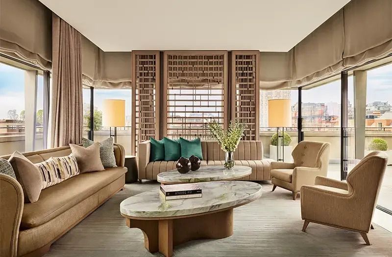 Elegantes Wohnzimmer mit modernen Sofas und Marmortisch