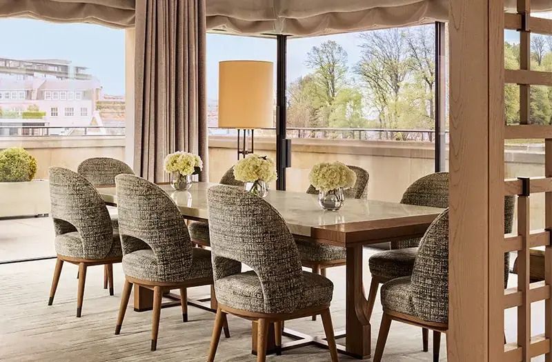 Großer Esstisch mit eleganten Stühlen und Blumen auf dem Tisch