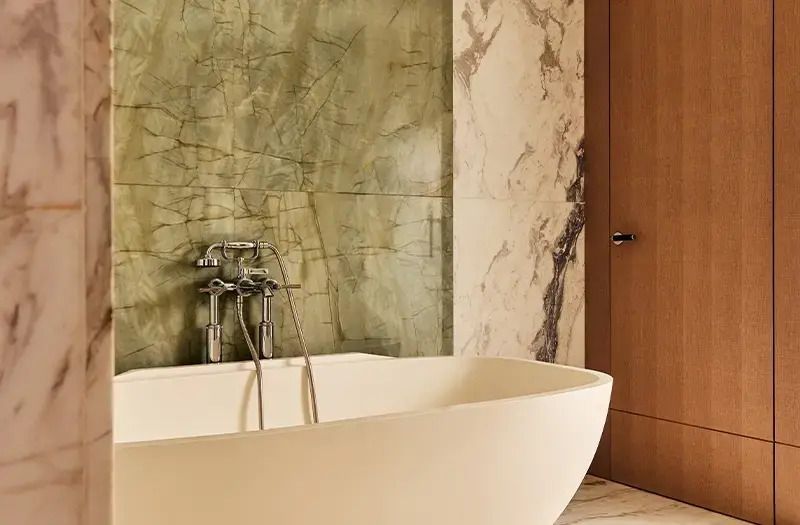 Luxuriöses Badezimmer mit freistehender Badewanne und edlen Materialien
