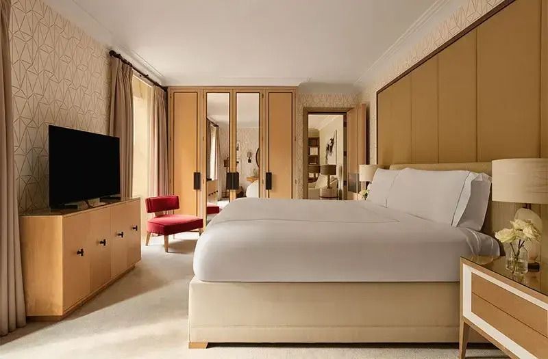 Geräumiges Schlafzimmer mit luxuriösem Bett und modernen Möbeln.