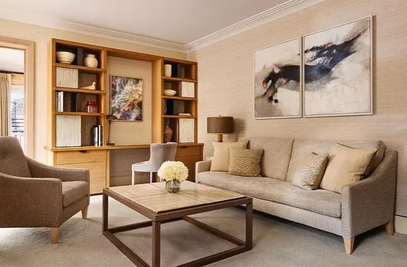 Gemütliches Wohnzimmer mit Kunstwerken und Bücherregal.