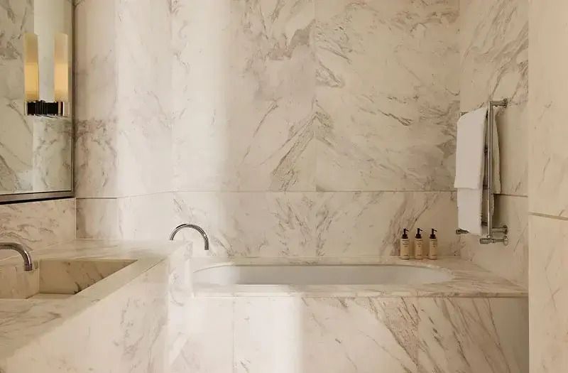 Hochwertiges Marmorbad mit großer Badewanne.