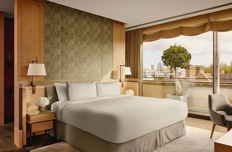 Großes Schlafzimmer mit Kingsize-Bett und Stadtblick im Grand Pavilion Penthouse