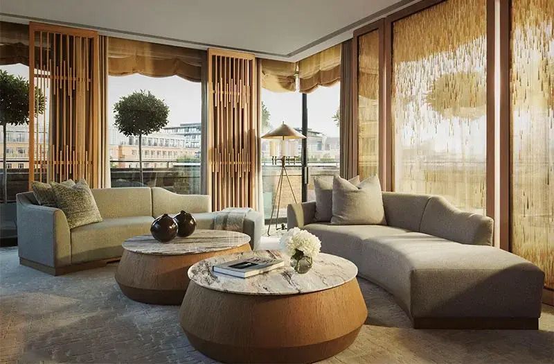 Geräumiger Wohnbereich mit großen Fenstern und stilvollen Möbeln im Grand Pavilion Penthouse