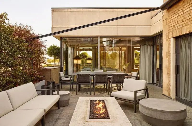 Luxuriöse Terrasse mit Feuerstelle und gemütlichen Sitzgelegenheiten im Penthouse