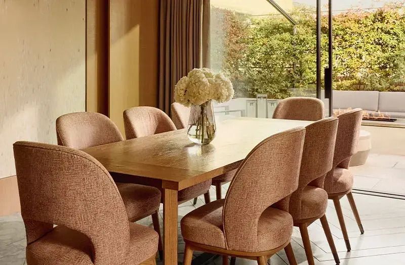 Essbereich mit edlem Holztisch und Polsterstühlen im Grand Pavilion Penthouse
