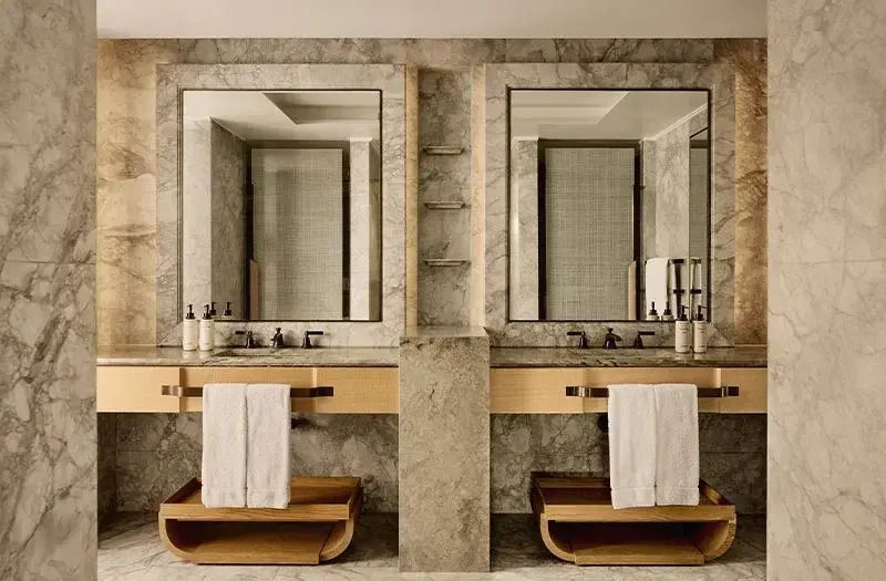 Modernes Badezimmer mit Doppelwaschbecken und Marmorverkleidung im Penthouse