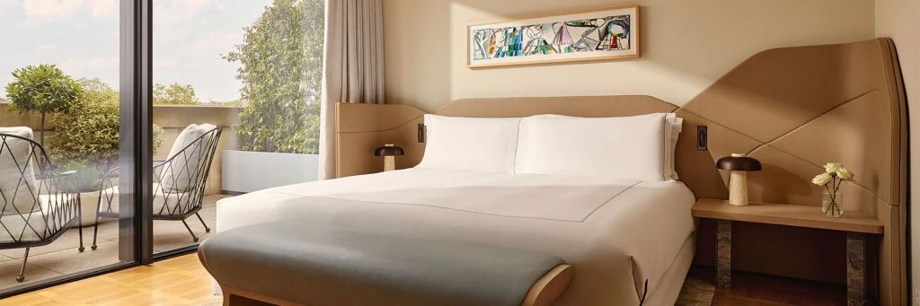 Luxuriöses Bett im Hyde Park Penthouse mit moderner Kunst darüber