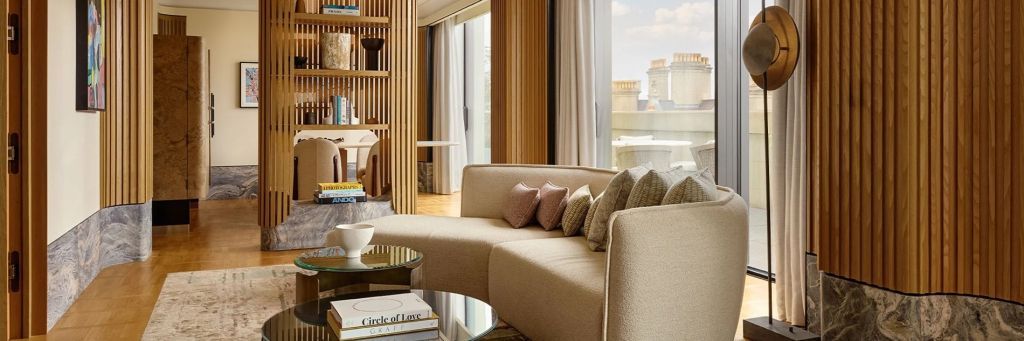 Stilvolle Sitzecke im Hyde Park Penthouse mit modernen Möbeln