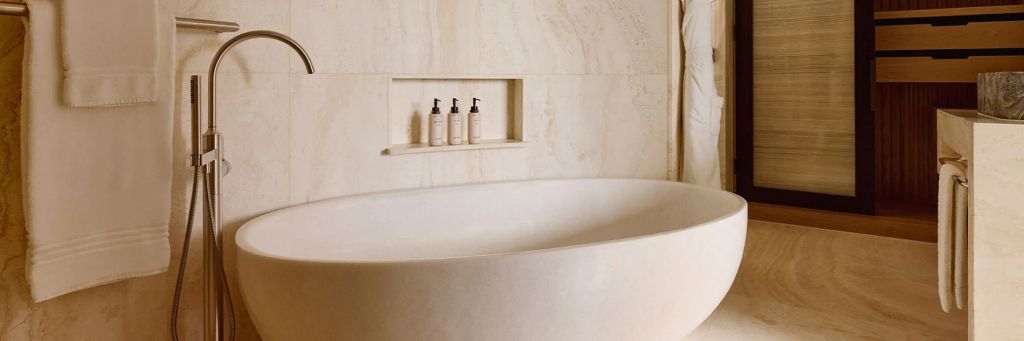 Moderne Badewanne mit Pflegeprodukten im Hyde Park Penthouse