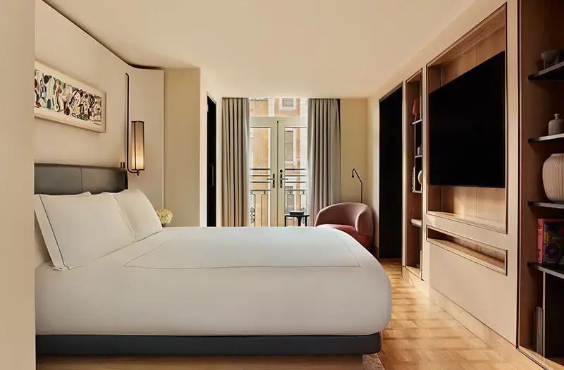 Elegantes Doppelbett in der Knightsbridge Suite mit großen Fenstern und stilvollem Design