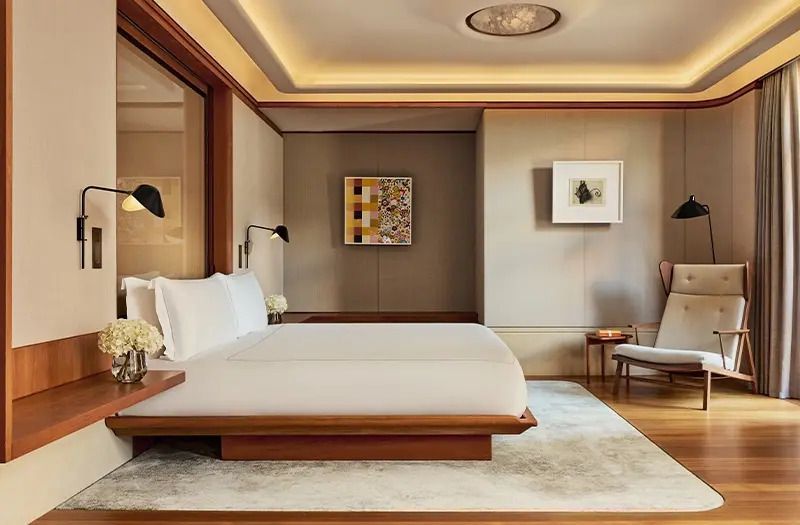 Luxuriöse Schlafzimmeransicht mit Designerbeleuchtung und Kunstwerken an der Wand