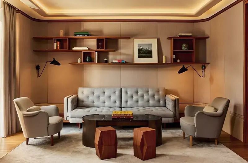 Moderne Lounge mit eleganten Sesseln und einem bequemen Sofa, kunstvoll gestaltet