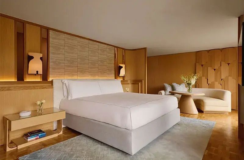 Geräumiges Schlafzimmer mit modernen Annehmlichkeiten im Knightsbridge Pavilion Penthouse