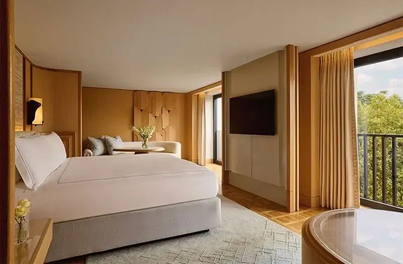 Penthouse-Schlafzimmer mit großen Fensterflächen und modernem Design