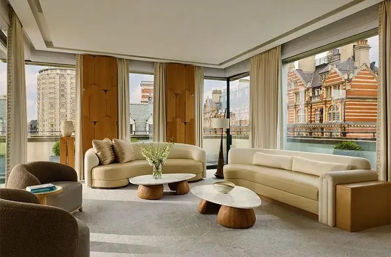 Luxuriöser Wohnbereich mit Sofas und Aussicht auf die Stadt