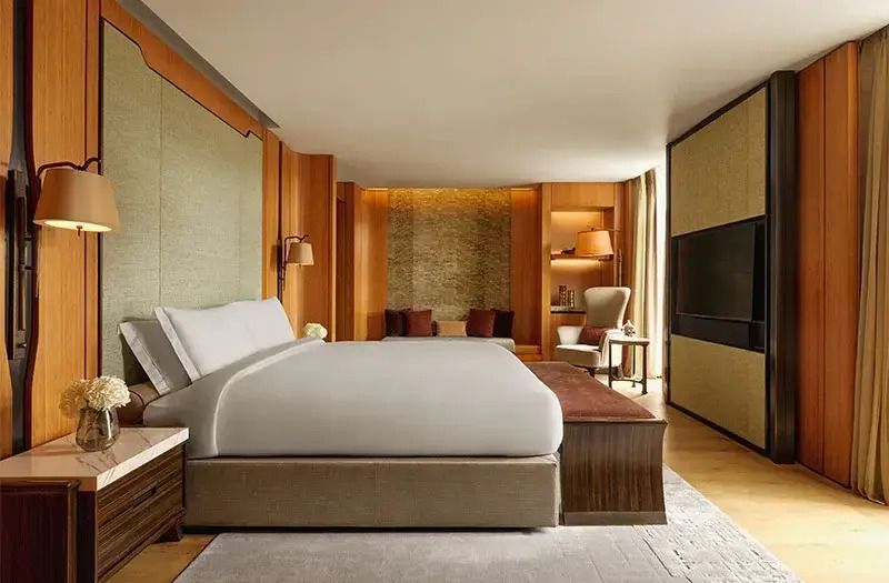Luxuriöses Schlafzimmer mit großem Bett, Sitzbereich und moderner Einrichtung