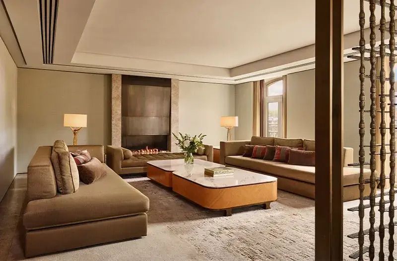Großzügiger Wohnbereich mit eleganten Sofas und Kamin