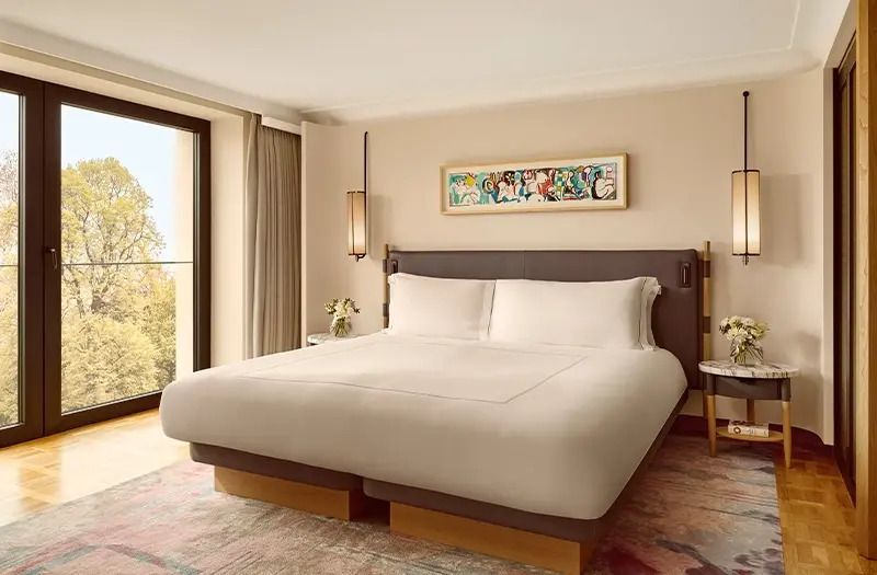 Helles Doppelbett in der Park Doppel Suite des Berkeley Hotels mit Kunstwerk darüber