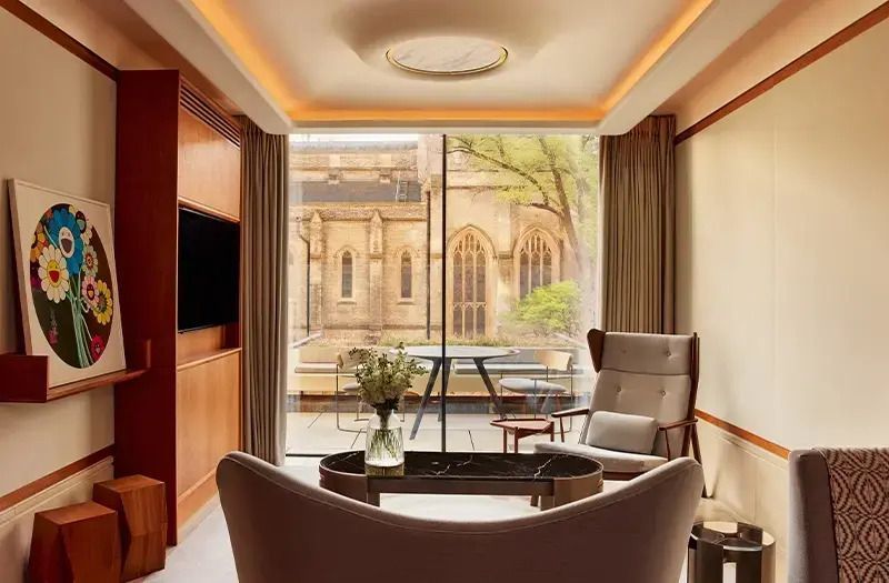 Heller Wohnbereich der Junior-Suite mit Blick auf historische Architektur