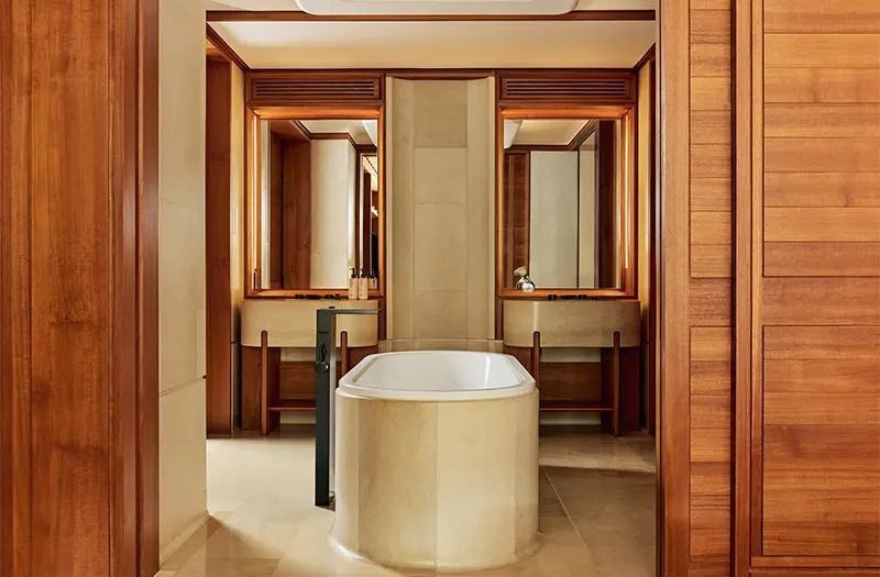 Modernes Badezimmer mit freistehender Badewanne und Holzverkleidung