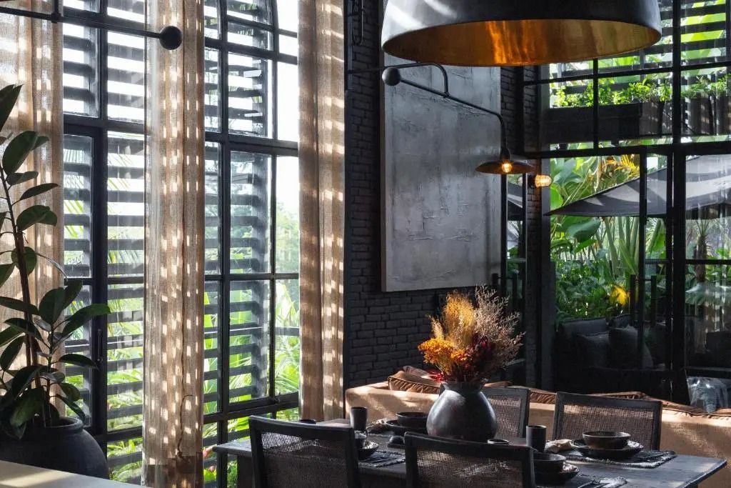 Innenbereich mit industriellem Design und natürlichem Licht