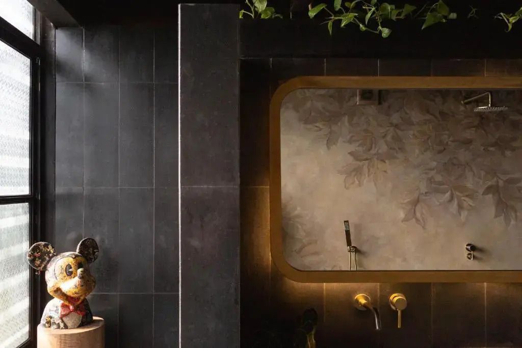 Luxuriöse Badezimmer-Einrichtung mit Pflanzen und großen Spiegeln