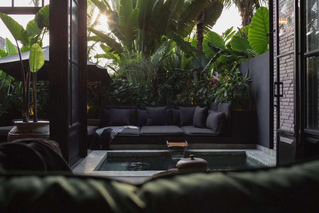 Private Terrasse mit gemütlichem Sofa und Plunge Pool umgeben von tropischen Pflanzen