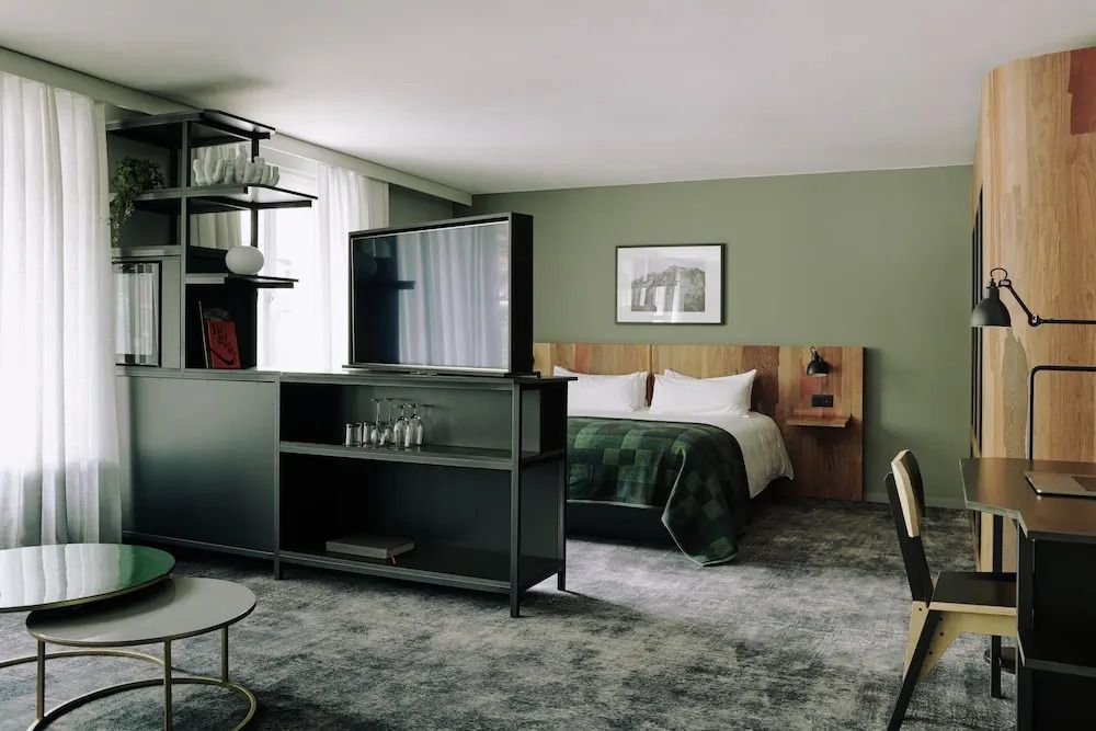 Geräumige Junior-Suite mit gemütlichem Doppelbett und moderner Einrichtung