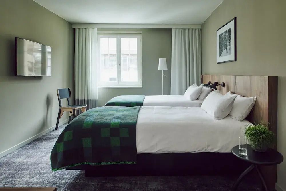 Geräumiges Schlafzimmer mit zwei Betten in der Präsidenten Suite