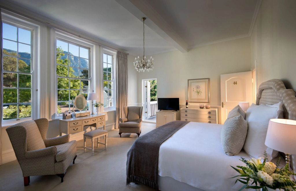 Luxus Zimmer mit eleganter Einrichtung und Kronleuchter sowie Blick auf den Garten