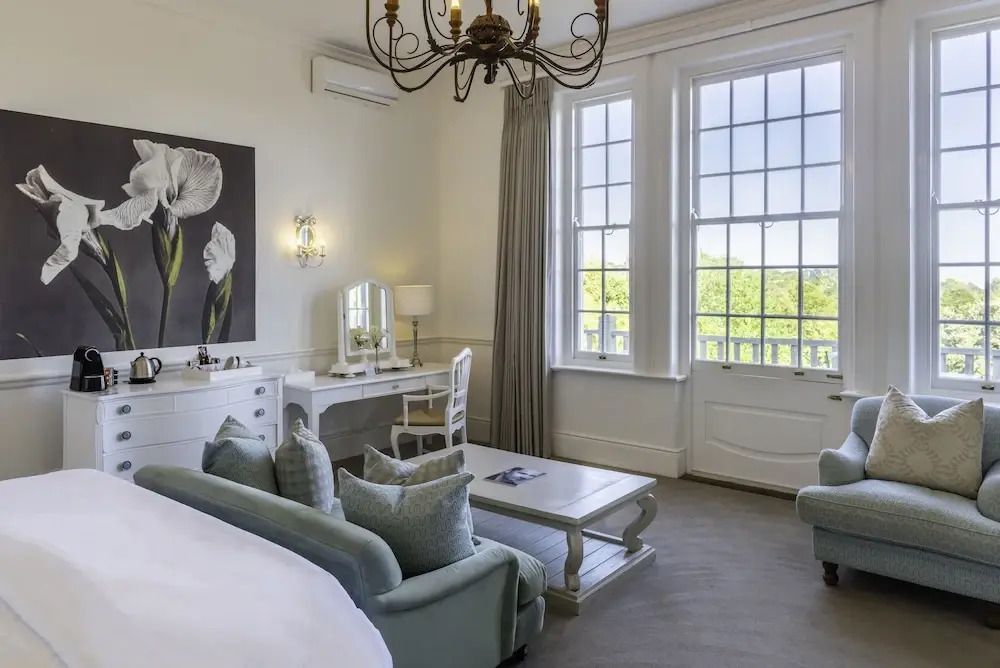 Geräumiges Zimmer mit Verzierungen und großer Fensterfront sowie luxuriösem Interieur