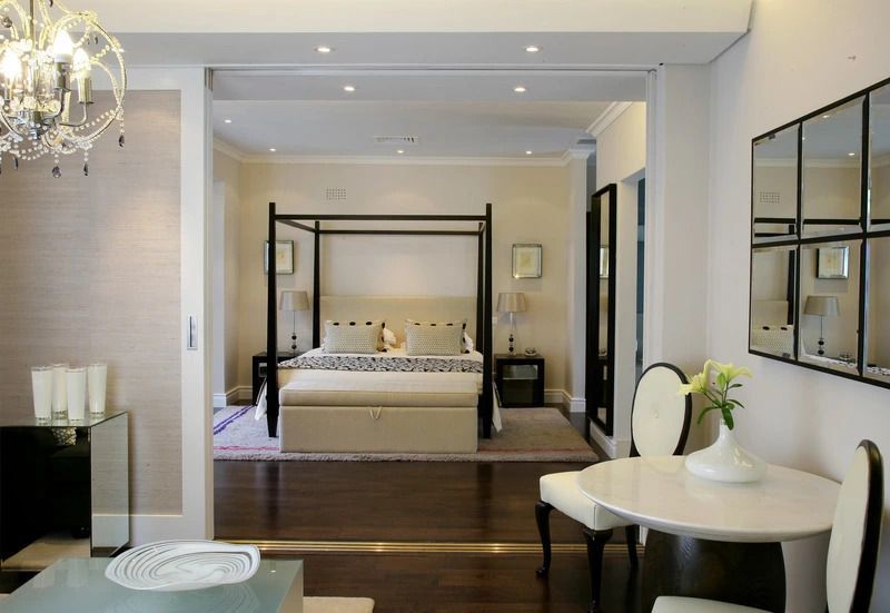 Elegantes Premier Doppelzimmer mit stilvollem Himmelbett und gemütlicher Sitzecke