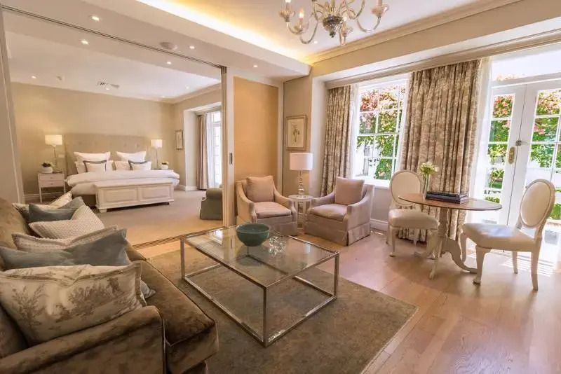 Luxuriöses Premier Doppelzimmer mit Sitzbereich und großen Fenstern