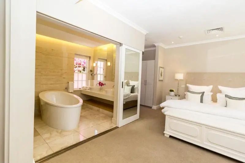 Komfortables Schlafzimmer mit freistehender Badewanne und elegantem Dekor