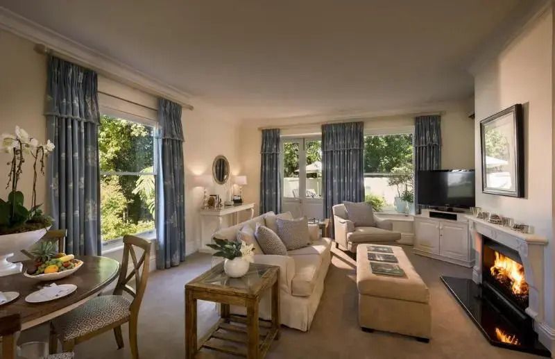 Heller Wohnbereich in einem Premier Doppelzimmer mit Blick auf den Garten