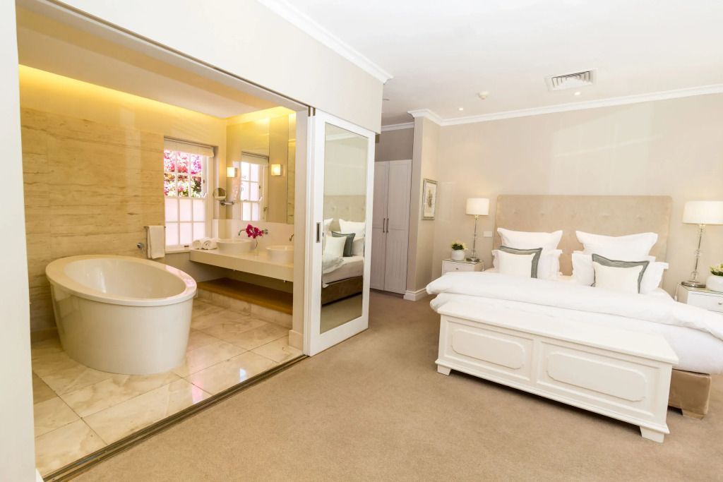 Luxus-Suite mit Badewanne und Kingsize-Bett in elegantem Dekor