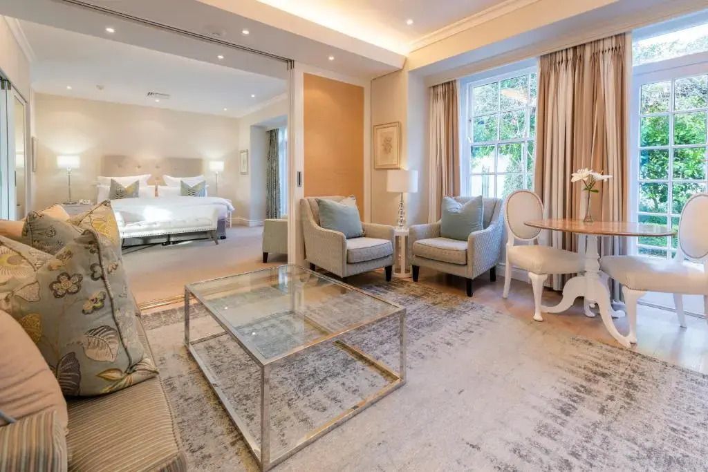 Lichtdurchfluteter Loungebereich einer luxuriösen Suite