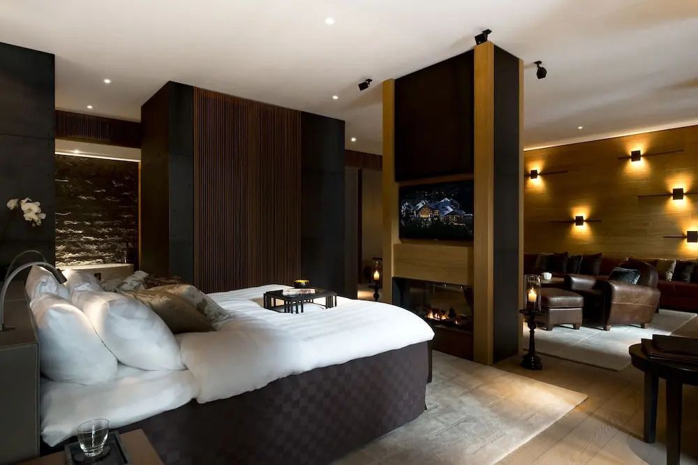Geräumige Deluxe Suite mit Kamin, Doppelbett und stilvollen Sitzgelegenheiten