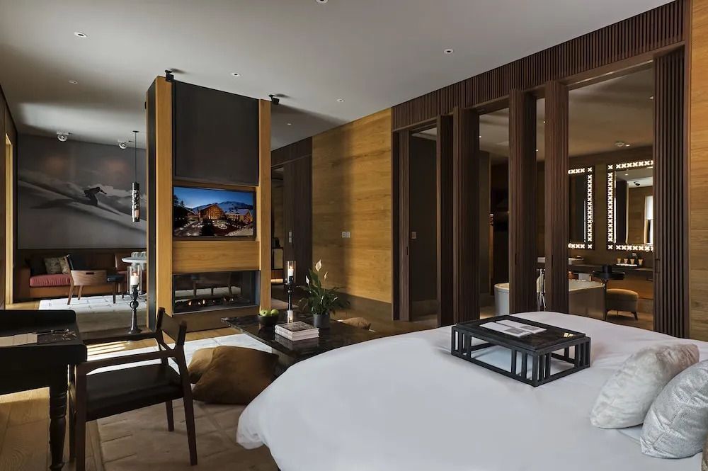 Elegante Suite mit offenem Wohnbereich, Kamin und luxuriöser Einrichtung