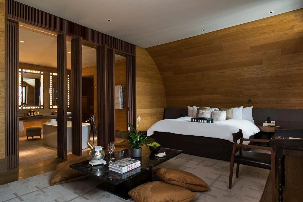 Luxuriöses Zimmer mit modernem Holzdesign und großem Doppelbett