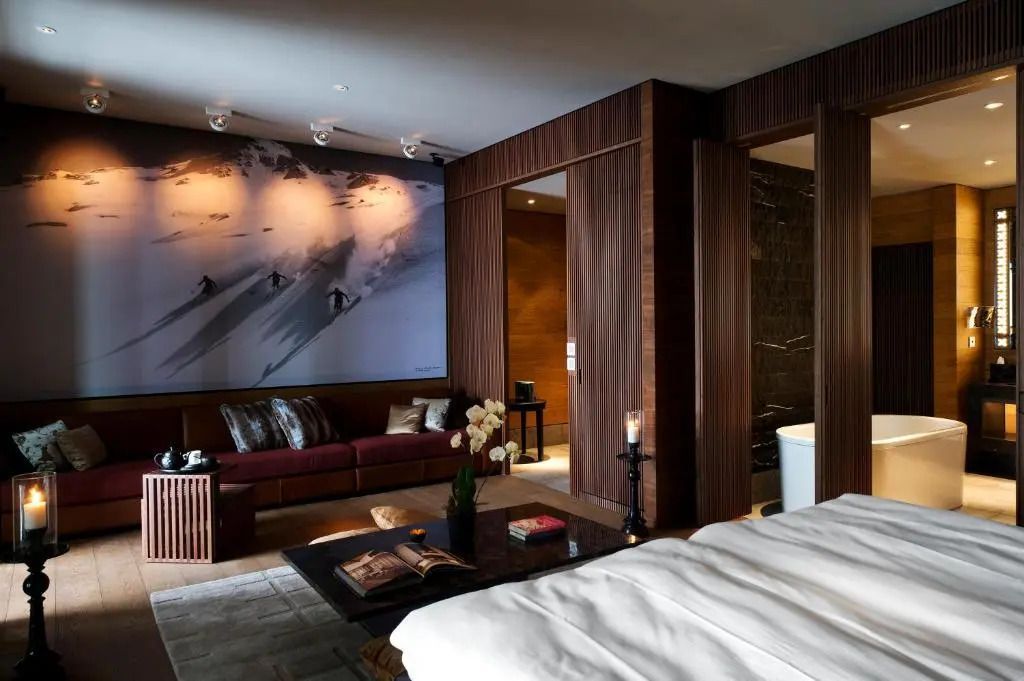Modernes Zimmer mit elegantem Kunstwerk und stilvoller Sitzgelegenheit