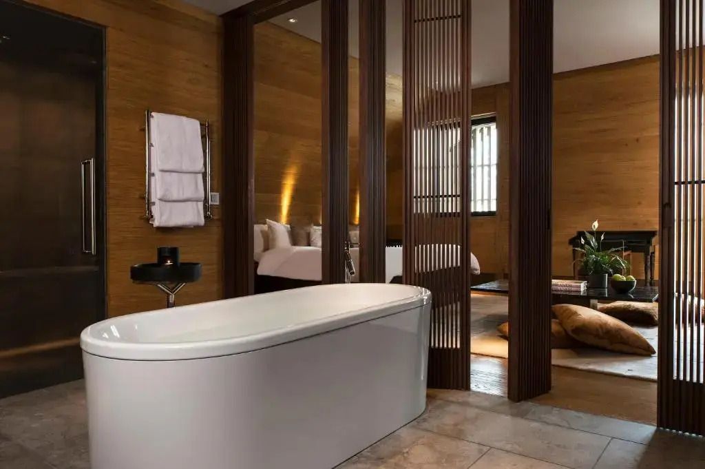 Luxuriöses Badezimmer mit moderner Badewanne und edlen Holzdetails