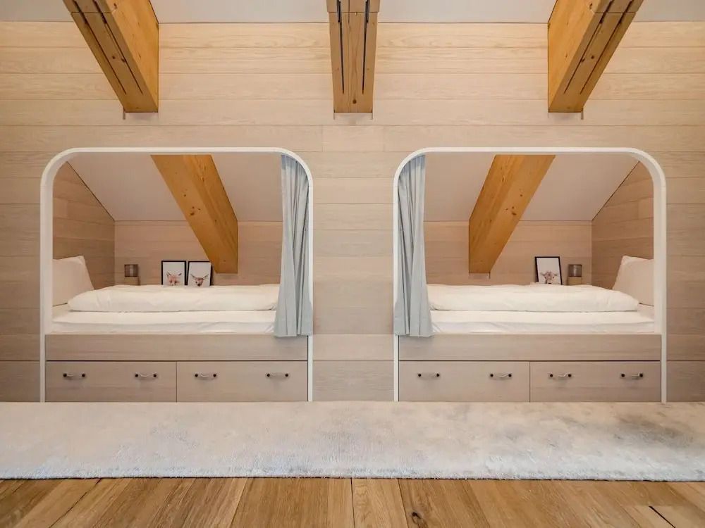 Gemütliche Schlafnische mit Holzverkleidung und modernem Design.