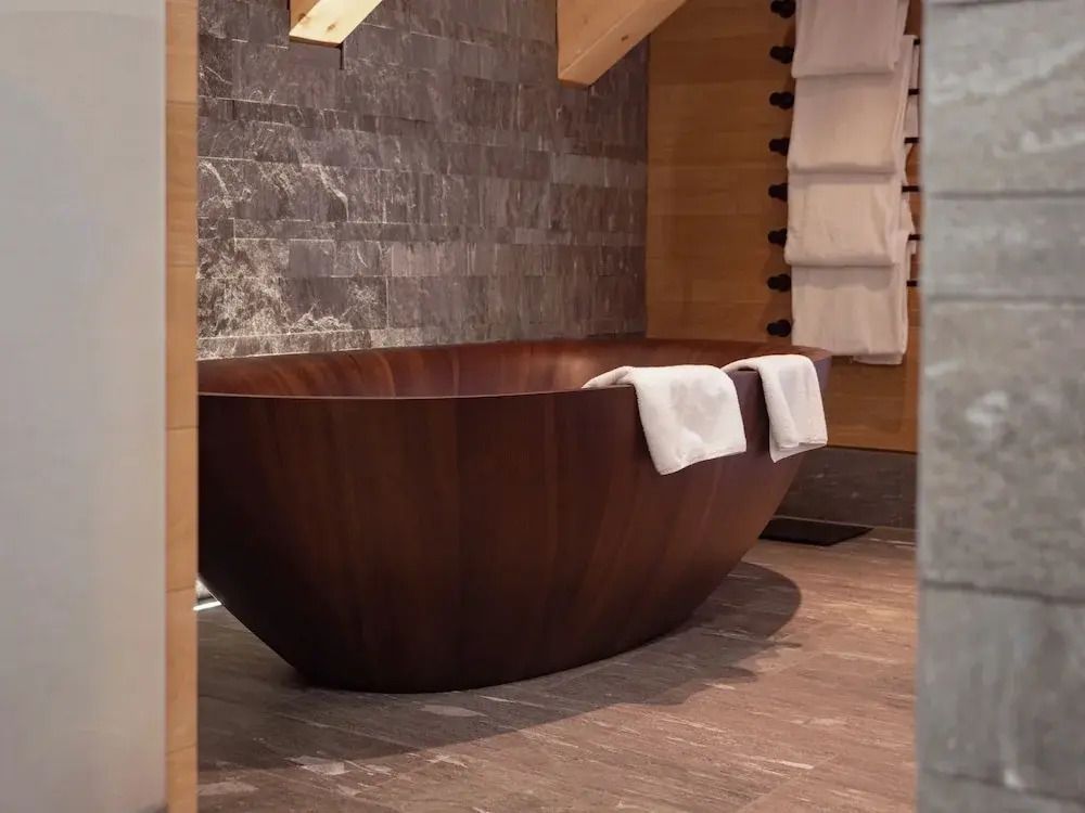 Luxuriöse freistehende Badewanne in einem stilvollen Badezimmer.